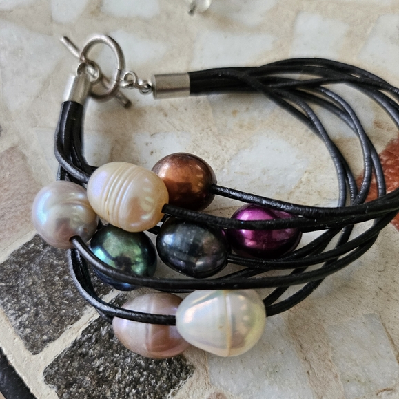 ♡ Multi Leather Strand Braclet With Different Colored Pearls♡ - Picture 1 of 3